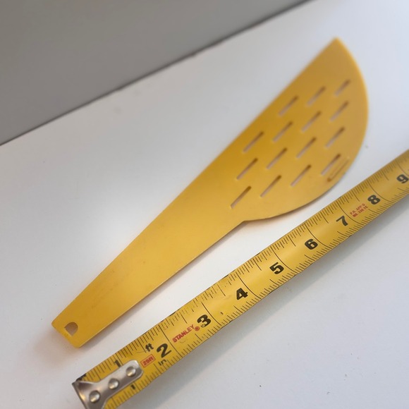 Vintage Yellow Plastic Half Moon Pasta Strainer Colander Kitchen Utensil Gadget - Picture 2 of 3
